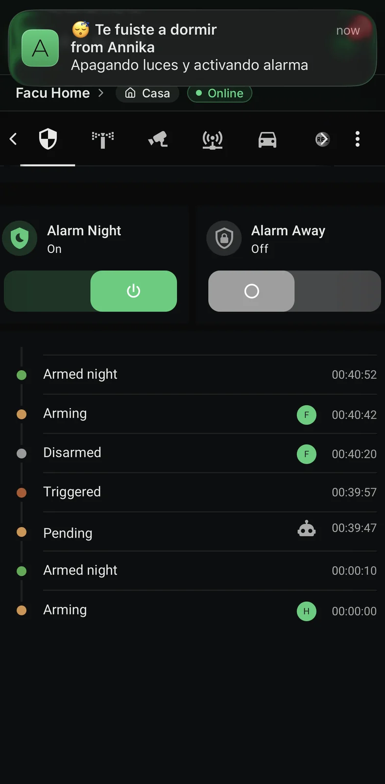 La app de Annika activando la alarma